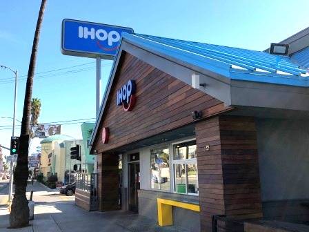 USA標識看板　アイホップ LA発＞パンケーキが食べたい！「アイホップ」へJCBプラザ・スタッフが